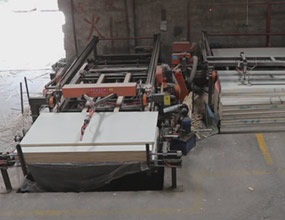 無人操作全自動(dòng)鋸邊機(jī)